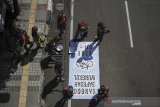 Sejumlah anggota komunitas Gowes Baraya Bandung membuat jalur bagi pesepeda di Jalan Merdeka, Bandung, Jawa Barat, Jumat (12/6/2020). Pemerintah Kota Bandung bekerjasama dengan berbagai komunitas pesepeda untuk membuat jalur sepeda di jalan utama Kota Bandung seiring dengan berkembangnya tren bersepeda saat pandemi COVID-19. ANTARA JABAR/Raisan Al Farisi/agr