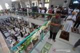 Umat Islam melaksanakan shalat jumat berjamaah dengan menerapkan jaga jarak di Masjid Al Jihad Banjarmasin, Kalimantan Selatan, Jumat (12/6/2020). Masjid Al Jihad Banjarmasin menjadi salah satu Masjid percontohan yang telah mengantongi surat keterangan untuk menggelar shalat jumat dari Pemerintah Kota Banjarmasin dengan menerapkan protokol kesehatan COVID-19 secara ketat meski Kota Banjarmasin berkategori risiko tinggi kasus COVID-19. Foto Antaranews Kalsel/Bayu Pratama S.