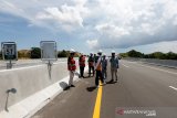 Tim dari PT Hutama Karya, pengatur jalan tol dan staf Dinas Bina Marga melakukan pengecekan awal dan menguji kelaikan serta kelengkapan rambu-rambu pengatur kelancaran lalu lintas di jalan tol seksi IV Blangbintang-Indrapuri, Aceh Besar, Aceh, Kamis (11/6/2020). Pembangunan jalan tol seksi IV Blangbintang-Indrapuri sepanjang 14 Km yang merupakan bagian dari tol Banda Aceh - Sigli sepanjang 74 kiometer telah rampung hingga 90 persen lebih dan dapat dioperasikan pada Juli 2020. Antara Aceh/Irwansyah Putra.