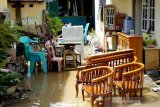 Warga membersihkan rumahnya serta pekarangan dari lumpur pascabanjir bandang di Kelurahan Bugis, Kota Gorontalo, Gorontalo, Jumat (12/6/2020). Banjir bandang yang terjadi akibat meluapnya sungai Bone tersebut menerjang enam kelurahan yaitu Bugis, Botu, Talumolo, Tenda, Ipilo dan Padebuolo. (ANTARA FOTO/Adiwinata Solihin)