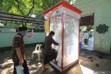 Warga beraktivitas di komplek Makam Sunan Ampel, Surabaya, Jawa Timur, Jumat (12/6/2020). Komplek Makam Sunan Ampel telah dibuka kembali bagi peziarah setelah ditutup pada 24 Maret 2020. Antara Jatim/Didik/Zk