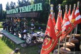 Prajurit melakukan perawatan taman tematik Marinir di Markas Komando Pasmar 2 Korps Marinir Gedangan, Sidoarjo, Jawa Timur, Jumat (12/6/2020). Taman tematik Marinir tersebut merupakan salah satu wisata edukasi yang memberikan wawasan tentang sejarah dan Alat Utama Sistem Senjata (Alutsista) Marinir di Indonesia. Antara Jatim/Umarul Faruq/zk