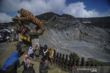 Pengunjung menikmati pemandangan kawah ratu di Taman Wisata Alam Gunung Tangkuban Parahu di Kabupaten Subang, Jawa Barat, Sabtu (13/6/2020). Setelah tiga bulan berhenti beroperasi akibat pandemi COVID-19, TWA Tangkuban Parahu kembali dibuka untuk wisatawan dengan menerapkan protokol kesehatan serta pembatasan pengunjung. ANTARA JABAR/Raisan Al Farisi/agr