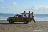 Personel Badan Penyelamat Wisata Tirta (Balawista) berpatroli di Pantai Pangadaran, Jawa Barat, Jumat (12/6/2020). Objek wisata Pangandaran telah dibuka untuk wisatawan domestik dengan menerapkan protokol kesehatan diantaranya membawa surat keterangan kesehatan bebas COVID-19. ANTARA JABAR/Adeng Bustomi/agr