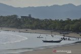 Suasana di Pantai Pangadaran, Jawa Barat, Jumat (12/6/2020). Objek wisata Pangandaran telah dibuka untuk wisatawan domestik dengan menerapkan protokol kesehatan diantaranya membawa surat keterangan kesehatan bebas COVID-19. ANTARA JABAR/Adeng Bustomi/agr