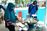 Anggota Tagana memasak makanan untuk korban banjir bandang di dapur umum di Botupingge, Kabupaten Bone Bolango, Gorontalo, Sabtu (13/6/2020). Bupati Bone Bolango Hamim Pou menjelaskan jika banjir tersebut menerjang Kecamatan Suwawa, Suwawa Timur, Suwawa Tengah, Kabila, Suwawa Selatan, Bone, dan Botupingge, merusak infrastukur, lahan pertanian, rumah serta berdampak pada sekitar 12 ribu jiwa. ANTARA FOTO/Adiwinata Solihin