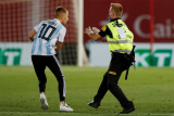 Pembatasan ketat tak jadi penghalang fans Messi masuk ke lapangan