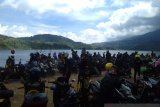Lake Talang tourist attraction flooded with residents