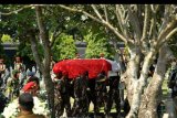 Prajurit Kopassus memanggul peti jenazah mantan Kepala Staf Angkatan Darat (Kasad) Jenderal TNI (Purn) Pramono Edhie Wibowo untuk dimakamkan di Taman Makam Pahlawan Nasional Utama Kalibata, Jakarta Selatan, Minggu (14/6/2020). Mantan Kasad tersebut meninggal dunia pada Sabtu 13 Juni 2020. ANTARA FOTO/Sigid Kurniawan/nym.