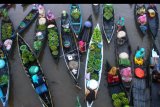 Pedagang menjajakan dagangannya dari atas perahu di Pasar Terapung Lok Baintan, Kabupaten Banjar, Kalimantan Selatan, Senin (15/6/2020). Menurut sejumlah pedagang meski mereka sudah mulai berdagang di Pasar Terapung namun pembeli maupun wisatawan yang berkunjung ke salah satu tujuan wisata favorit di Kalimantan Selatan tersebut hingga kini masih sepi. ANTARA FOTO/Bayu Pratama S/nym