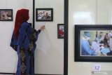 Pengunjung melihat foto bertema pelayanan kesehatan karya dokter dan tenaga medis yang dipajang dalam Pameran Fotografi di Aula Majapahit, Rumah Sakit Syaiful Anwar, Malang, Jawa Timur, Senin (15/6/2020). Pameran fotografi yang menampilkan 84 karya foto dan berlangsung selama empat hari tersebut diadakan sebagai bentuk penghargaan terhadap kerja keras para dokter serta tenaga medis dalam merawat pasien di saat pandemi COVID-19. Antara Jatim/Ari Bowo Sucipto/zk.