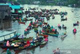 Pedagang menjajakan dagangannya dari atas perahu di Pasar Terapung Lok Baintan, Kabupaten Banjar, Kalimantan Selatan, Senin (15/6/2020). Menurut sejumlah pedagang meski mereka sudah mulai berdagang di Pasar Terapung namun pembeli maupun wisatawan yang berkunjung ke salah satu tujuan wisata favorit di Kalimantan Selatan tersebut hingga kini masih sepi. Foto Antaranews Kalsel/Bayu Pratama S.