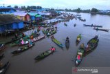 Pedagang menjajakan dagangannya dari atas perahu di Pasar Terapung Lok Baintan, Kabupaten Banjar, Kalimantan Selatan, Senin (15/6/2020). Menurut sejumlah pedagang meski mereka sudah mulai berdagang di Pasar Terapung namun pembeli maupun wisatawan yang berkunjung ke salah satu tujuan wisata favorit di Kalimantan Selatan tersebut hingga kini masih sepi. Foto Antaranews Kalsel/Bayu Pratama S.