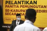 Komisioner Komisi Pemilihan Umum (KPU) Kediri mengikuti pelantikan Panitian Pemungutan Suara (PPS) pilkada secara daring di Kediri, Jawa Timur, Senin (15/6/2020). Sebanyak 1.032 orang calon PPS di daerah itu dilantik secara daring di tengah pandemi COVID-19 menjelang penyelenggaraan pilkada serentak pada 9 Desember mendatang. Antara Jatim/Prasetia Fauzani/zk.