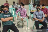 Sejumlah santri menunggu rapid test di Pondok Pesantren Riyadlul Ulum Wadda'wah Condong, Kecamatan Cibereum, Kota Tasikmalaya, Jawa Barat, Senin (15/6/2020). Tes diagnostik cepat atau rapid test COVID-19 para pengajar dan santri itu untuk mendeteksi serta mencegah penyebaran virus corona di lingkungan pesantren yang telah menerapkan protokol kesehatan memasuki fase normal baru. ANTARA JABAR/Adeng Bustomi/agr
