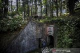 Seorang wisatawan berswafoto dengan latar belakang goa peninggalan zaman Kolonial Belanda di Taman Hutan Raya (Tahura) Gunung Kunci di Kabupaten Sumedang, Jawa Barat, Senin (15/6/2020). Pemerintah Kabupaten Sumedang berencana akan membangun wahana kereta gantung di kawasan Tahura Gunung Kunci guna mendongkrak sektor pariwisata di Kabupaten Sumedang. ANTARA JABAR/Raisan Al Farisi/agr