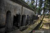 Seorang wisatawan mengamati benteng peninggalan zaman Kolonial Belanda di Taman Hutan Raya (Tahura) Gunung Kunci di Kabupaten Sumedang, Jawa Barat, Senin (15/6/2020). Pemerintah Kabupaten Sumedang berencana akan membangun wahana kereta gantung di kawasan Tahura Gunung Kunci guna mendongkrak sektor pariwisata di Kabupaten Sumedang. ANTARA JABAR/Raisan Al Farisi/agr