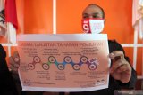 Ketua Komisi Pemilihan Umum (KPU) Kota Blitar Choirul Umam menunjukkan jadwal lanjutan tahapan pemilihan kepala daerah (Pilkada) serentak 2020 saat peluncuran tahapan pilkada serentak di kantor KPU Kota Blitar, Jawa Timur, Senin (15/6/2020). Akibat adanya pandemi COVID-19, KPU RI sempat menunda pelaksaan tahapan pemilukada di 270 daerah di seluruh indonesia sejak maret, lalu melanjutkan kembali tahapan pemilukada tersebut mulai hari ini, setelah pemerintah menetapkan tahapan pandemi memasuki masa Normal Baru dengan menerbitkan peraturan KPU (PKPU) nomor 5 tahun 2020 sebagai pengganti PKPU nomor 15 tahun 2019 tentang tahapan pelakasanaan pilkada serentak. Antara Jatim/Irfan Anshori/zk
