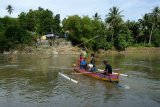 Warga menyewakan jasa penyeberangan dengan menggunakan perahu untuk melintasi sungai Bone dengan tarif Rp5.000/orang di Alale, Kabupaten Bone Bolango, Gorontalo, Minggu (14/6/2020). Jasa penyeberangan tersebut merupakan alternatif transportasi warga untuk menyeberang dari Kecamatan Suwawa Selatan dan Suwawa Tengah maupun sebaliknya akibat ambruknya jembatan penghubung yang diterjang banjir. (ANTARA FOTO/Adiwinata Solihin)