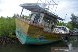 Warga menyaksikan kapal kontruksi kayu dengan merek lambung, Sea Agle, Chalana Boat Yard Rajgama Sri Lanka yang diamankan di kawasan hutan manggrove, Desa Deah Geulumpang, Banda Aceh, Aceh, Selasa (16/6/2020). Menurut Dirpol Air Polda Aceh, kapal Sri Langka tersebut ditemukan nelayan di perairan pantai barat Aceh dalam kondisi kosong tanpa ABK dan kemudian ditarik ke daratan Banda Aceh. Kasus penemuan kapal asing tersebut masih dalam proses penyelidikan dan meminta keterangan dari pihak nelayan. Antara Aceh/Ampelsa.
