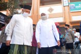 Gubernur Jatim, Khofifah Indar Parawansa (kedua kiri) didampingi Pengasuh Pesantren Tebuireng, KH Abdul Hakim Mahfudz atau Gus Kikin (kiri) saat meninjau kesiapan menghadapi normal baru di Pondok Pesantren Tebuireng, Kabupaten Jombang, Jawa Timur, Selasa (16/6/2020). Pondok Pesantren Tebuireng dan Bahrul Ulum Tambakberas menjadi percontohan pesantren tangguh tanggap COVID-19 di Kabupaten Jombang untuk menghadapi era normal baru. Antara Jatim/Syaiful Arif/zk