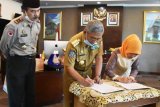 Tim COVID-19 Sulbar terima bantuan APD dari BPP Sultra