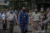 Menteri Pertanian Syahrul Yasin Limpo (ketiga kanan) bersama Gubernur Jawa Barat Ridwan Kamil (tengah) berjalan menuju ruangan untuk meluncurkan aplikasi zona rawan karantina pertanian saat melakukan kunjungan kerja di Lembang, Kabupaten Bandung Barat, Jawa Barat, Selasa (16/6/2020). Dalam kunjungan ke Kabupaten Bandung Barat, Menteri Pertanian berkesempatan meluncurkan aplikasi zona rawan karantina pertanian, serta meninjau pekarangan pangan lestari serta meninjau rumah kemas produk tani ekspor. ANTARA JABAR/Raisan Al Farisi/agr