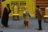 Menteri Bidang Pembangunan Manusia dan Kebudayaan (PMK) Muhadjir Effendy (kanan) memberikan selamat kepada Rektor Universitas Airlangga (Unair) Mohammad Nasih (kiri) didampingi isteri Triyani Purnamasari Nasih (tengah) disela-sela acara pelantikan di Surabaya, Jawa Timur, Selasa (16/6/2020). Mohammad Nasih kembali terpilih menjadi Rektor Unair untuk periode 2020-2025 setelah terpilih secara daring dengan hasil aklamasi. Antara Jatim/Moch Asim/zk.