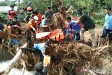 Evakuasi korban tanah longsor Rumbia