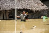 Warga menyelamatkan ayam ternak di area rumahnya yang terendam banjir di Desa Hagu, Kecamatan Matangkuli, Aceh Utara, Aceh, Selasa (16/6/2020). Banjir yang disebabkan luapan sungai akibat tingginya intensitas hujan dalam beberapa hari terakhir menyebabkan ratusan rumah warga, sekolah, dan lahan pertanian di Kecamatan Lhoksukon dan Matangkuli terendam banjir. ANTARA FOTO/Rahmad/hp.