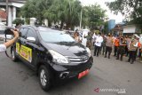 Gubernur Kalsel Sahbirin Noor melepas konvoi tim Informasi Komunikasi dan Edukasi (KIE) di Jalan Suprapto Banjarmasin, Kalimantan Selatan, Rabu (17/6/2020). Foto Antaranews Kalsel/Bayu Pratama S.