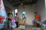 Sejumlah warga menggunakan masker saat beraktivitas di luar rumah di Kampung Tangguh Banua di Kelurahan Telawang Banjarmasin, Kalimantan Selatan, Rabu (17/6/2020). Warga di daerah tersebut menginisiasi kampung tangguh dengan menpersiapkan semua protokol kesehatan seperti membentuk petugas tanggap COVID-19 dan posko layanan kesehatan hingga rumah karantina khusus sebagai upaya memutus mata rantai penyebaran COVID-19. Foto Antaranews Kalsel/Bayu Pratama S.