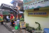 Relawan dan petugas kesehatan berjaga di posko kesehatan di Kampung Tangguh Banua Kelurahan Teluk Dalam Banjarmasin, Kalimantan Selatan, Rabu (17/6/2020). Warga di daerah tersebut menginisiasi kampung tangguh dengan menpersiapkan semua protokol kesehatan seperti membentuk petugas tanggap COVID-19 dan posko layanan kesehatan hingga rumah karantina khusus sebagai upaya memutus mata rantai penyebaran COVID-19. Foto Antaranews Kalsel/Bayu Pratama S.