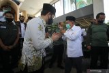 Ketua Umum Palang Merah Indonesia (PMI) sekaligu Ketua Dewan Masjid Indonesia (DMI) Muhammad Jusuf Kalla (kedua kanan) berbincang dengan Wakil Gubernur Jawa Timur Emil Elestianto Dardak (kedua kiri) saat berkunjung ke Masjid Al Akbar, Surabaya, Jawa Timur, Rabu (17/6/2020). Kunjungan tersebut untuk melihat secara langsung pelaksanaan protokol kesehatan di masjid sehingga warga tetap dapat beribadah dalam kondisi sehat di tengah pandemi COVID-19. Antara Jatim/Moch Asim/zk.