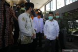 Ketua Umum Palang Merah Indonesia (PMI) sekaligu Ketua Dewan Masjid Indonesia (DMI) Muhammad Jusuf Kalla (kedua kanan) berbincang dengan Wakil Gubernur Jawa Timur Emil Elestianto Dardak (kedua kiri) saat berkunjung ke Masjid Al Akbar, Surabaya, Jawa Timur, Rabu (17/6/2020). Kunjungan tersebut untuk melihat secara langsung pelaksanaan protokol kesehatan di masjid sehingga warga tetap dapat beribadah dalam kondisi sehat di tengah pandemi COVID-19. Antara Jatim/Moch Asim/zk.