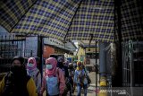 Ratusan pegawai PT Kahatex berjalan keluar kawasan pabrik di Kabupaten Sumedang, Jawa Barat, Rabu (17/6/2020). Data dari Kementerian Ketenagakerjaan mencatat, per 27 Mei 2020 sebanyak 3.066.567 pekerja dikenai pemutusan hubungan kerja dan dirumahkan akibat pandemi COVID-19. ANTARA JABAR/Raisan Al Farisi/agr
