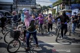 Ratusan pegawai PT Kahatex berjalan keluar kawasan pabrik di Kabupaten Sumedang, Jawa Barat, Rabu (17/6/2020). Data dari Kementerian Ketenagakerjaan mencatat, per 27 Mei 2020 sebanyak 3.066.567 pekerja dikenai pemutusan hubungan kerja dan dirumahkan akibat pandemi COVID-19. ANTARA JABAR/Raisan Al Farisi/agr