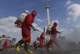 Petugas Pemadam Kebakaran menyemprotkan cairan disinfektan di kawasan Monumen Nasional (Monas), Jakarta, Rabu (17/6/2020). Penyemprotan cairan disinfektan untuk mencegah penyebaran COVID-19 di kawasan Monas yang akan dibuka kembali pada 20 Juni 2020. ANTARA FOTO/Wahyu Putro A/foc.