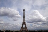 Menara Eiffel Paris akan dibuka, siap-siap naik tangga