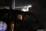 Petugas Dinas Pemadam Kebakaran Kota Surabaya melakukan pembasahan kebakaran bangunan di Jalan Sidotopo Lor, Surabaya, Jawa Timur, Kamis (18/6/2020) dini hari. Sekitar 14 damkar dikerahkan untuk melakukan pemadaman kebakaran yang menghanguskan satu unit mobil Taruna di lahan milik PT KAI itu. Antara Jatim/Didik/Zk