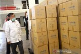 Ketua Umum Palang Merah Indonesia (PMI) Jusuf Kalla meninjau gudang logistik PMI Regional Kalimantan di Banjarbaru, Kalimantan Selatan, Kamis (18/6/2020). Kunjungan tersebut untuk melihat secara langsung ketersedian logistik PMI untuk membantu dalam penanganan COVID-19 dan Kebakaran Hutan dan Lahan (Karhutla) di Provinsi Kalimantan Selatan. Foto Antaranews Kalsel/Bayu Pratama S.