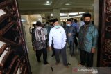 Ketua Dewan Masjid Indonesia (DMI) Jusuf Kalla (kanan) berbincang dengan Ketua Pengurus Badan Pengelola Masjid Raya Sabilal Muhtadin Darul Quthni (kiri) dan Wakil Ketua DMI Kalsel Anwar Hadimi (kanan) saat berkunjung di Masjid Raya Sabilal Muhtadin Banjarmasin, Kalimantan Selatan, Kamis (18/6/2020). Dalam kesempatan tersebut Jusuf Kalla berdiskusi dengan pengurus DMI Kalsel serta meninjau penerapan protokol kesehatan COVID-19 di salah satu Masjid terbesar di Kalimantan Selatan. Foto Antaranews Kalsel/Bayu Pratama S.