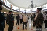 Ketua Dewan Masjid Indonesia (DMI) Jusuf Kalla (tengah) berbincang dengan Ketua Pengurus Badan Pengelola Masjid Raya Sabilal Muhtadin Darul Quthni (kanan) saat berkunjung di Masjid Raya Sabilal Muhtadin Banjarmasin, Kalimantan Selatan, Kamis (18/6/2020). Dalam kesempatan tersebut Jusuf Kalla berdiskusi dengan pengurus DMI Kalsel serta meninjau penerapan protokol kesehatan COVID-19 di salah satu Masjid terbesar di Kalimantan Selatan. Foto Antaranews Kalsel/Bayu Pratama S.