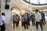 Ketua Dewan Masjid Indonesia (DMI) Jusuf Kalla (kanan) berbincang dengan Ketua Pengurus Badan Pengelola Masjid Raya Sabilal Muhtadin Darul Quthni (kiri) saat berkunjung di Masjid Raya Sabilal Muhtadin Banjarmasin, Kalimantan Selatan, Kamis (18/6/2020). Dalam kesempatan tersebut Jusuf Kalla berdiskusi dengan pengurus DMI Kalsel serta meninjau penerapan protokol kesehatan COVID-19 di salah satu Masjid terbesar di Kalimantan Selatan. Foto Antaranews Kalsel/Bayu Pratama S.