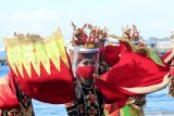 Penari gandrung menari menggunakan  APD di Banyuwangi, Jawa Timur, Kamis (18/6/2020). Pertunjukan seni tari gandrung mulai menerapkan protokol kesehatan COVID-19 guna beradaptasi dengan tatanan normal baru. Antara Jatim/Budi Candra Setya/zk