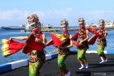 Penari gandrung menari menggunakan  APD di Banyuwangi, Jawa Timur, Kamis (18/6/2020). Pertunjukan seni tari gandrung mulai menerapkan protokol kesehatan COVID-19 guna beradaptasi dengan tatanan normal baru. Antara Jatim/Budi Candra Setya/zk
