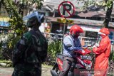 Petugas kesehatan mengambil sampel darah saat Drive Thru tes diagnostik cepat COVID-19 di Institut Teknologi Nasional (Itenas), Jawa Barat, Kamis (18/6/2020). Tes diagnostik cepat atau rapid test COVID-19 yang ditujukan untuk warga dan civitas akademik sebanyak 800 kit ini bertujuan untuk mencegah dan memutus rantai penularan COVID-19 memasuki era normal baru. ANTARA JABAR/M Agung Rajasa/agr