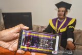 Wisudawan Universitas Galuh (Unigal) Yogi Wardiman mengikuti wisuda sarjana secara virtual di Garden City, Kabupaten Ciamis, Jawa Barat, Kamis (18/6/2020). Wisuda daring yang digelar dalam Sidang Terbuka Senat Universitas Universitas Galuh Ciamis itu diikuti oleh 510 wisudawan/wisudawati menggunakan aplikasi Zoom Meeting yang disiarkan secara langsung di platform Youtube, sebagai implementasi kebijakan physical distancing untuk meminimalisasi penyebaran wabah COVID-19. ANTARA JABAR/Adeng Bustomi/agr