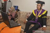 Wisudawan Universitas Galuh (Unigal) Yogi Wardiman mengikuti wisuda sarjana secara virtual di Garden City, Kabupaten Ciamis, Jawa Barat, Kamis (18/6/2020). Wisuda daring yang digelar dalam Sidang Terbuka Senat Universitas Universitas Galuh Ciamis itu diikuti oleh 510 wisudawan/wisudawati menggunakan aplikasi Zoom Meeting yang disiarkan secara langsung di platform Youtube, sebagai implementasi kebijakan physical distancing untuk meminimalisasi penyebaran wabah COVID-19. ANTARA JABAR/Adeng Bustomi/agr