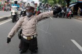 Ahmad Junaedi, sukarelawan pengatur lalulintas (Superlas) penyandang disabilitas mengatur lalu lintas di Jalan Ciledug Raya, Tangerang, Banten, Kamis (18/6/2020). Kapolda Metro Jaya Irjen Pol Nana Sudjana memberikan penghargaan kepada Ahmad Junaedi yang dinilai mampu membantu masyarakat dalam mengatur lalulintas di kawasan tersebut ditengah keterbatasan fisik yang dimilikinya. ANTARA FOTO/Muhammad Iqbal/aww.